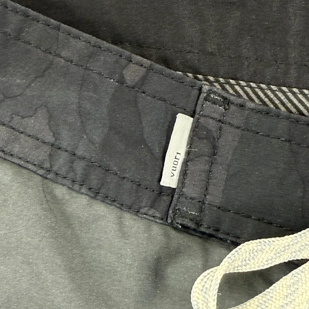 Vuori Men's Performance 4 Way Stretch‎ Board Shorts Size 30 Gray Red Stripe